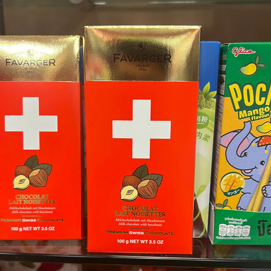 CHOCOLAT
LAIT NOISETTES
Milchschokolade mit Haselnüssen
Milk chocolate with hazelnuts
BREMIUM SWISS CHOSOLATE
100 g NET WT 3.5 OZ